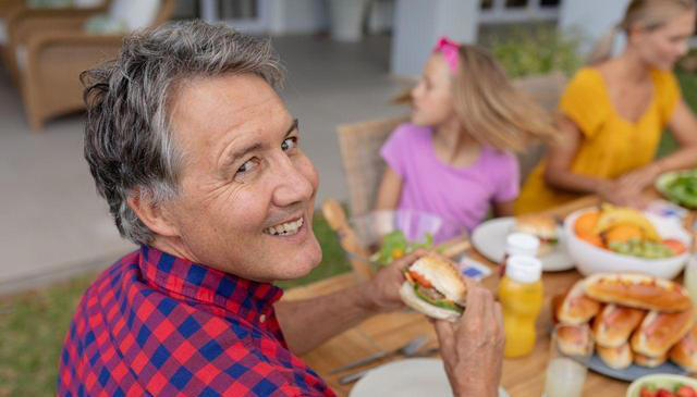 老年人注意：餐桌上这 4 种食物过量吃，可能加速大脑迟钝